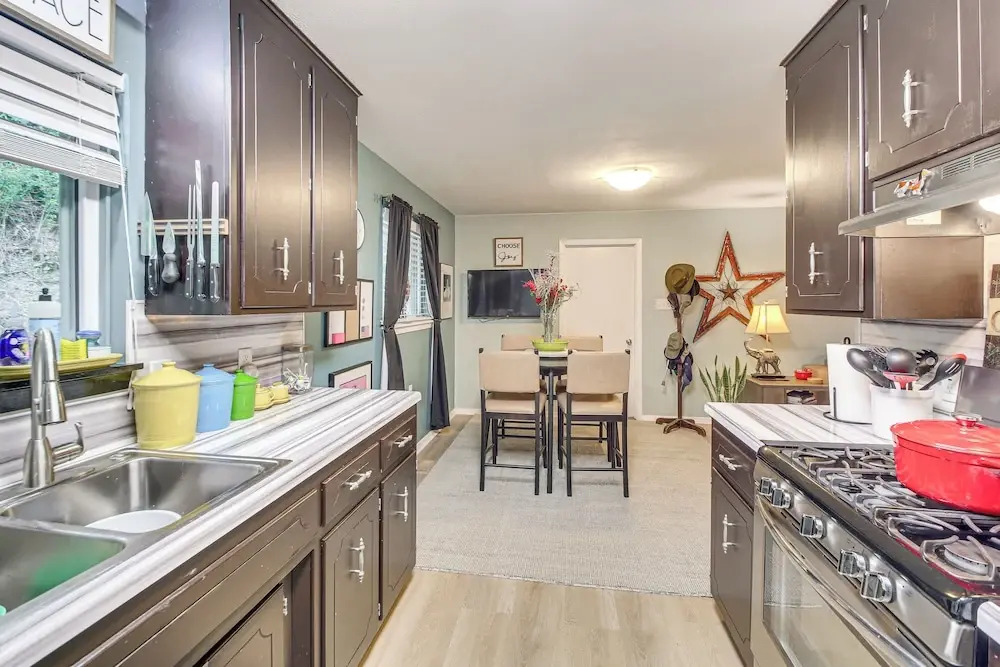Walk to Bathhouse Row: Dog-friendly Home!