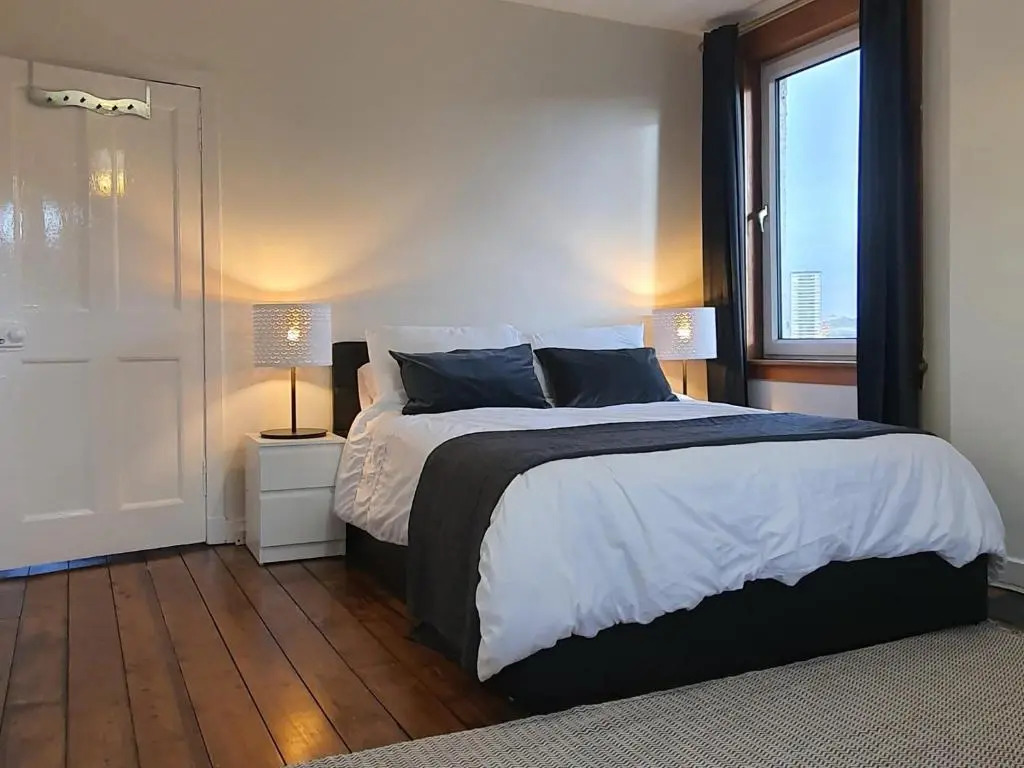 Large 3 Bed Apartment Glasgow West End Free Parking & Electric Vehicle point