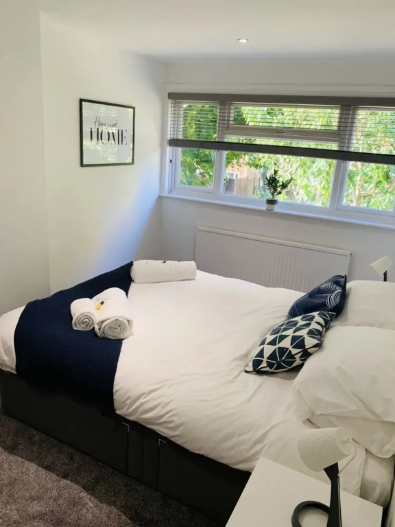 Spacious 3 Bedroom Home with Garden in Farnham