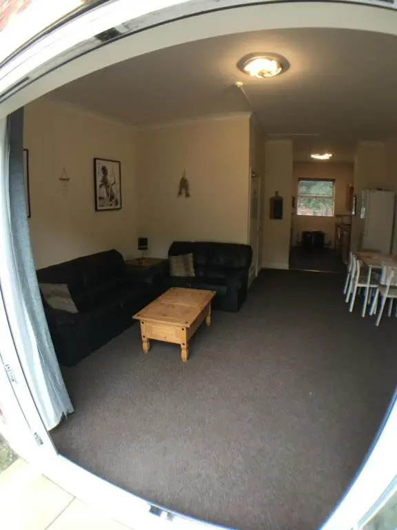 4 Bedrooms, 3 Bathrooms, Comfy beds, 5 Netflix TVs & VAN PARKING
