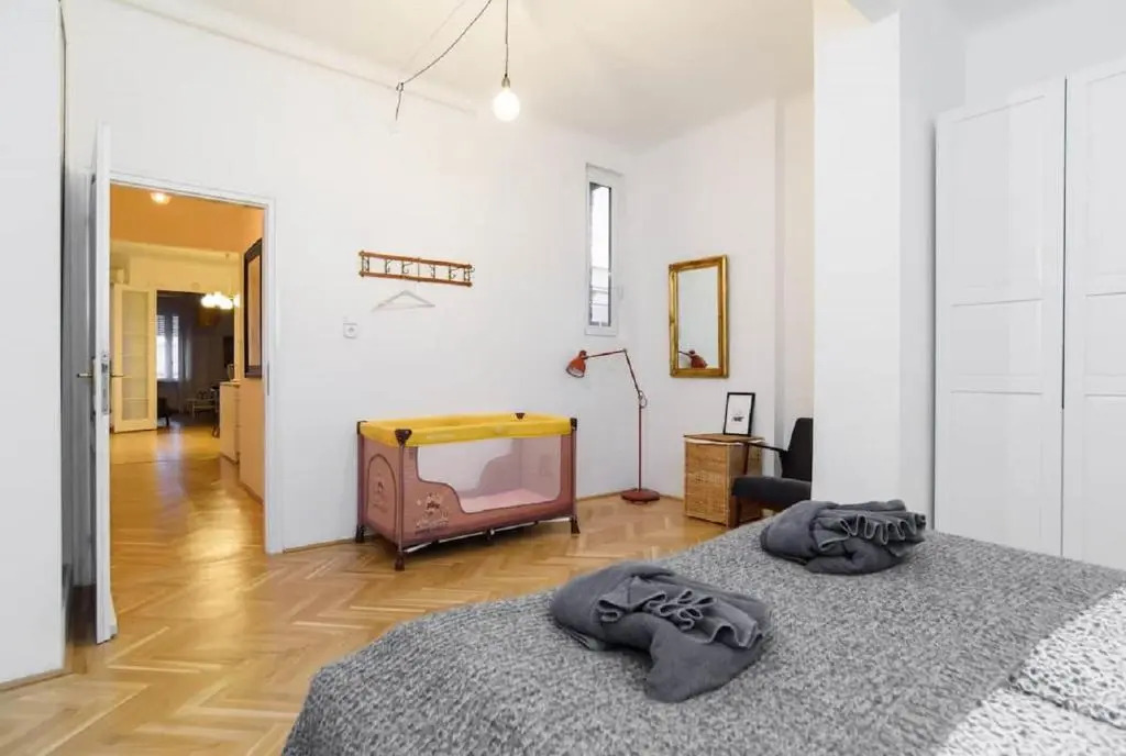 Klauzal apartment w/3 bedrooms, french balcony