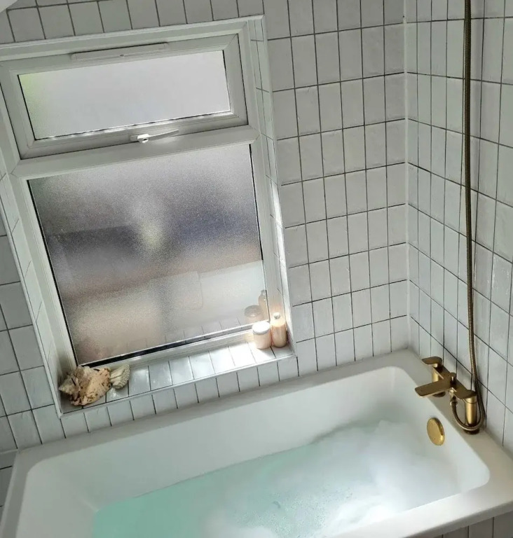 Spacious & Renovated 1-bed Garden Flat in London