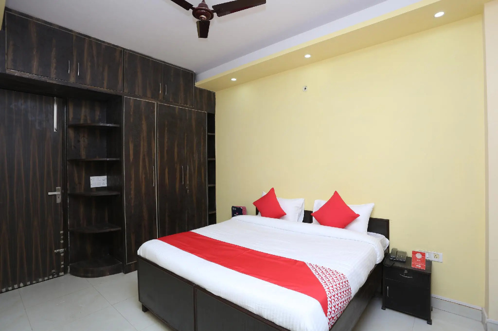 OYO 28172 Hotel Golden Palace