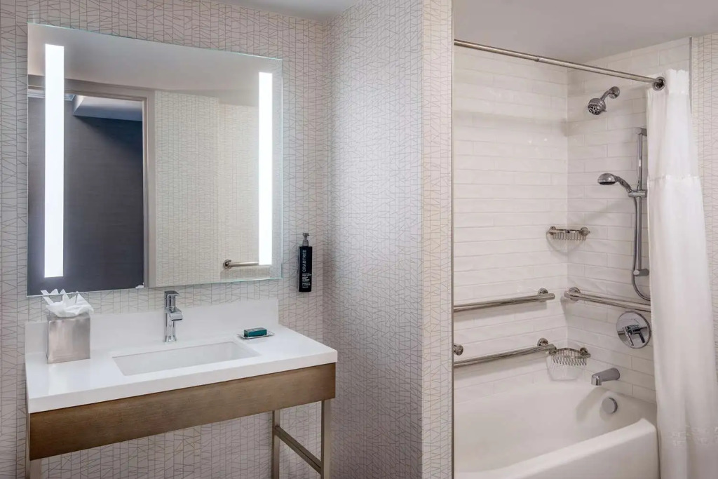 DoubleTree by Hilton Hotel and Conference Center Chicago North Shore