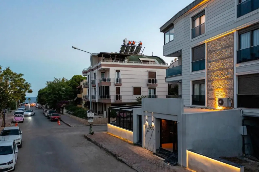 Eluxio Suite Hotel