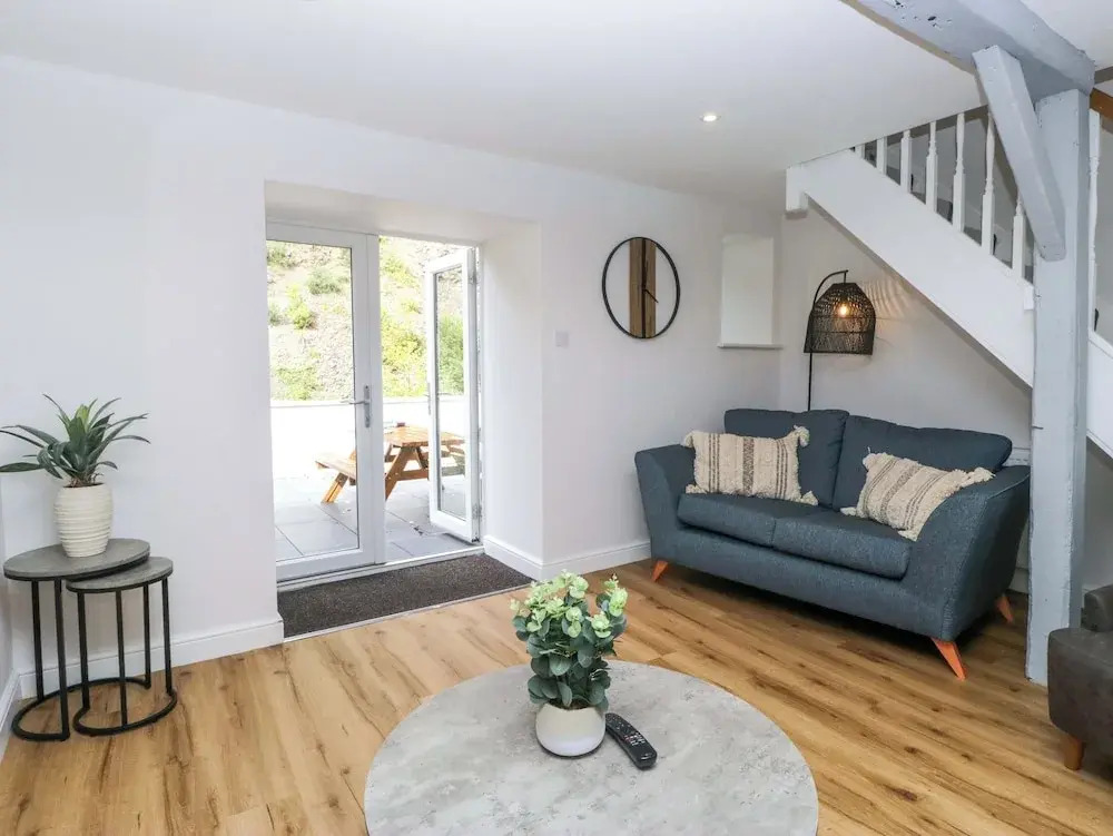 Riverside Cottage No 4