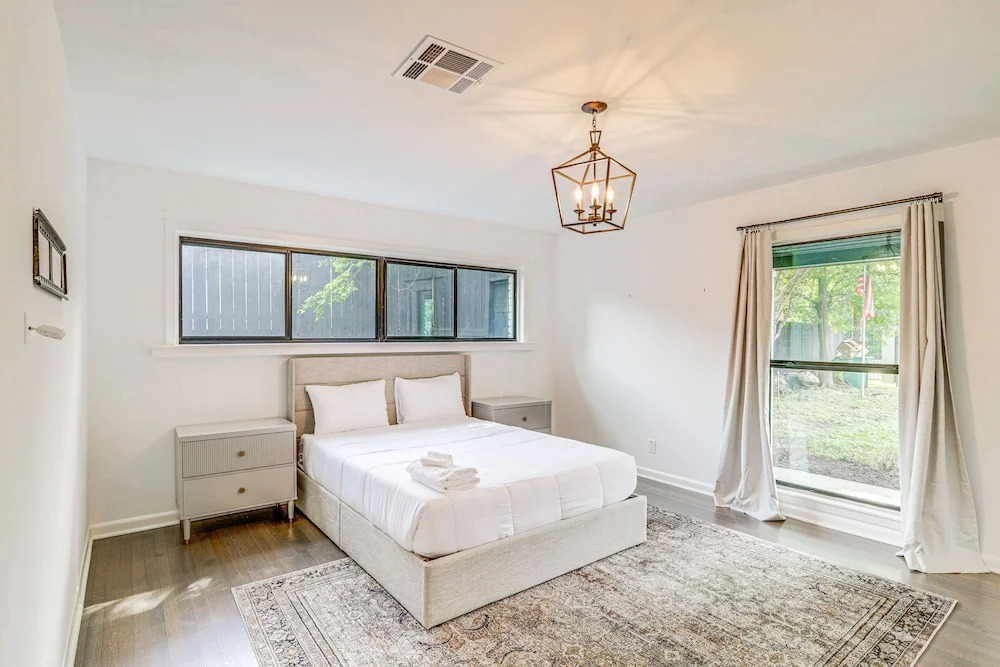 Spacious Houston Home w/ Pool - Near The Galleria!