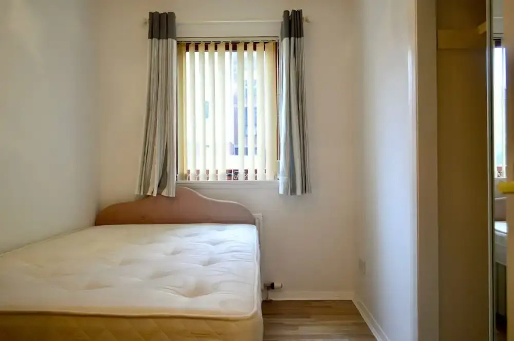 Spacious 2 Bedroom Ground Floor Flat in Leith
