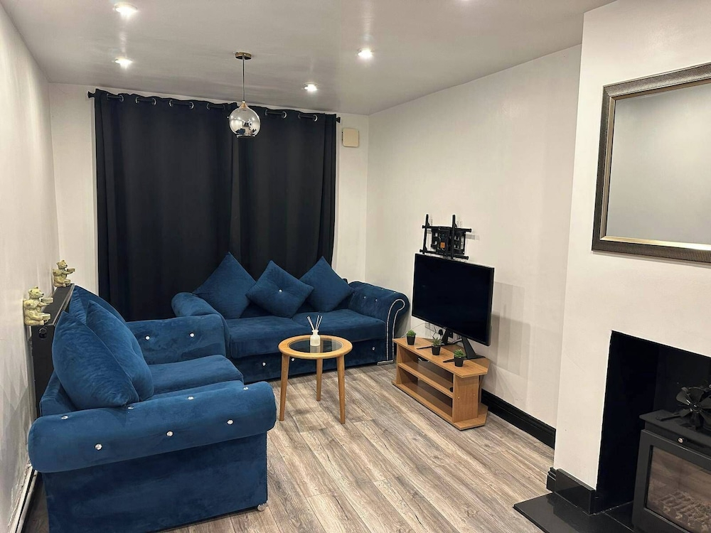 2 Bed House - Sleeps 4 - Garden - Parking - Wifi