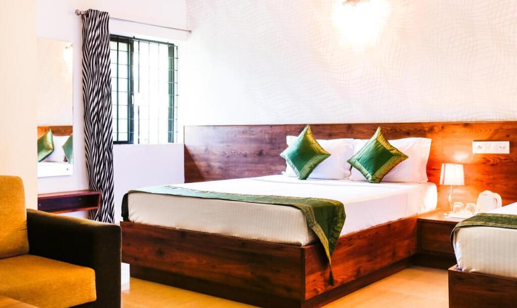 Treebo Comforts Inn, University Road Deralakatte