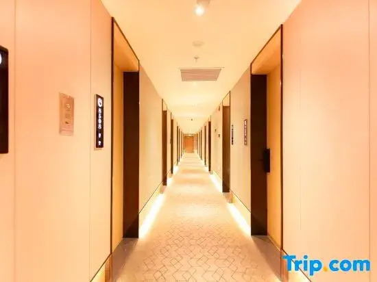 Xinyi International Hotel (Xihongmen Huiju Shopping Center Subway Station)