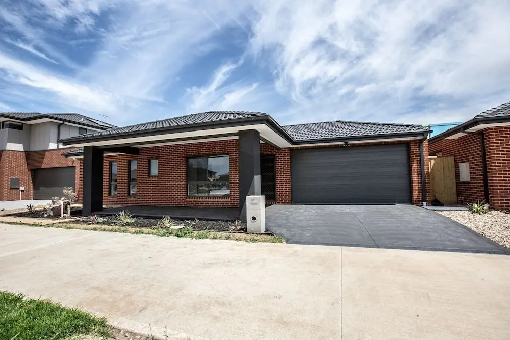 Comfy And Warm Home In Point Cook