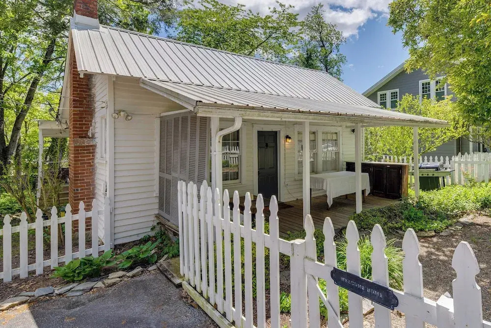 Charming Home u003c 2 Mi to Downtown Hendersonville