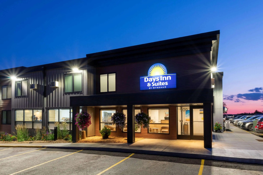 Days Inn & Suites by Wyndham Duluth by the Mall