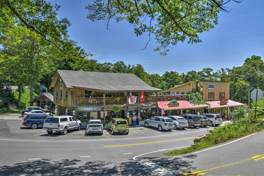 'La Petite Chalet' w/ Views in Blue Ridge Mtns!