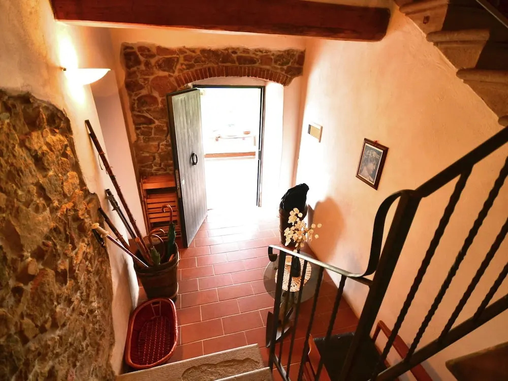 Vintage Cottage in Pescia with Hot Tub