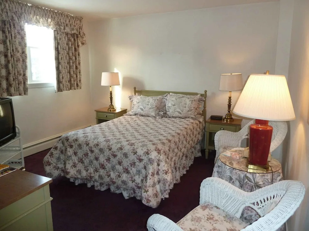 Crescent Lodge & Country Inn