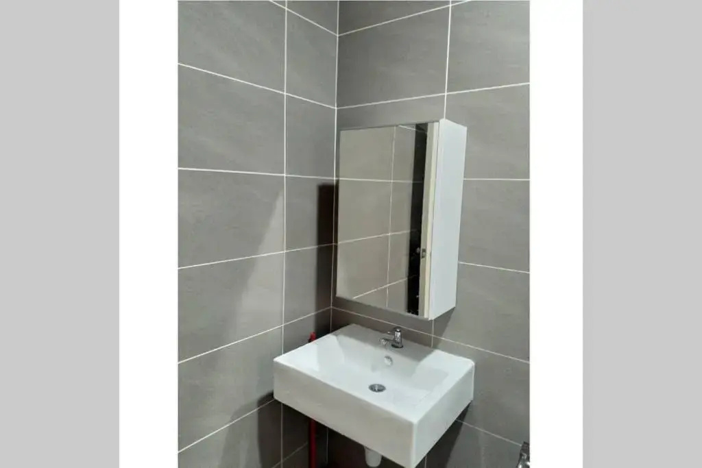 HB1614 ,Cyberjaya, Lake view, WiFi, Netflix, Free Parking, Gym, Swimming Pool, Basket Ball Court, Family play area