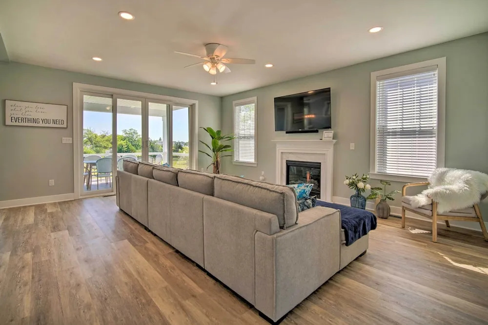 Gorgeous Newly Built Home: Golf Course View!