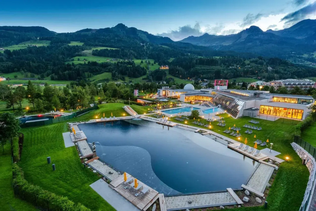 Österreichischer Hof-im Bademantel direkt in die Alpentherme