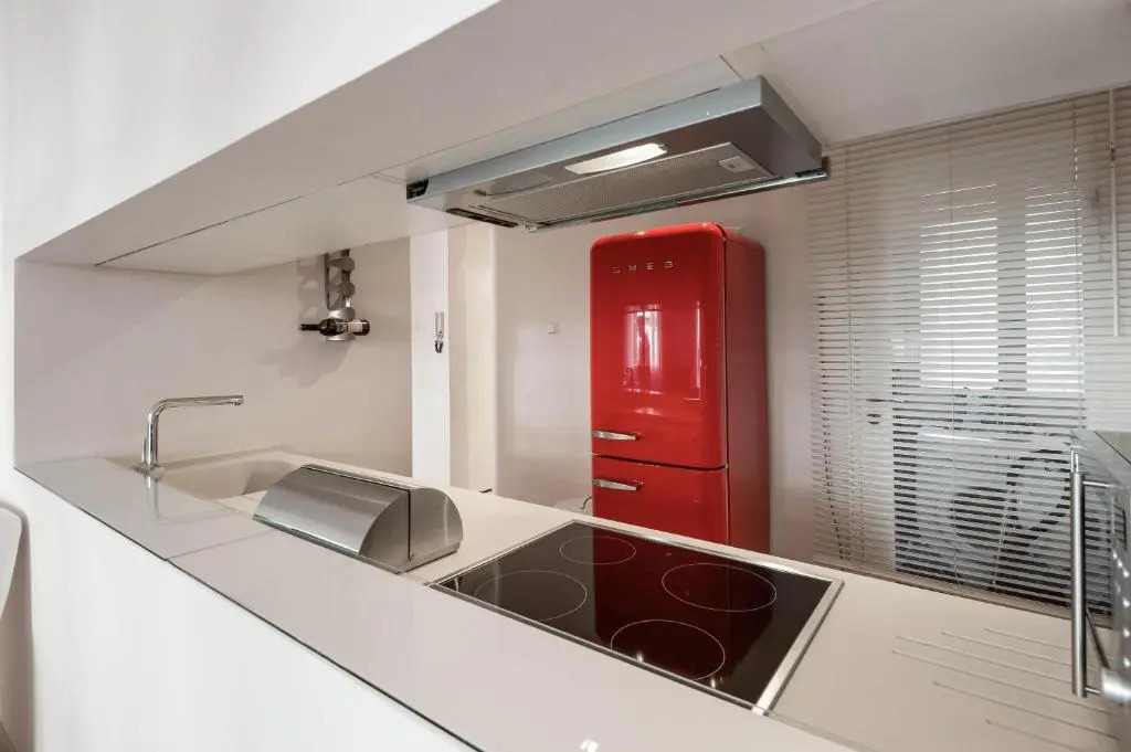 Stylish white 4 ppl apartment in City center
