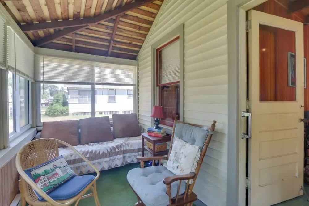 'grandma's Cottage' w/ Sunroom: Walk to Beach