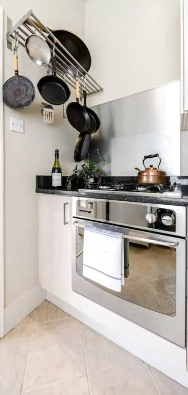 Entire Home: Chic & Cheery 1bed in Shepherd'S Bush