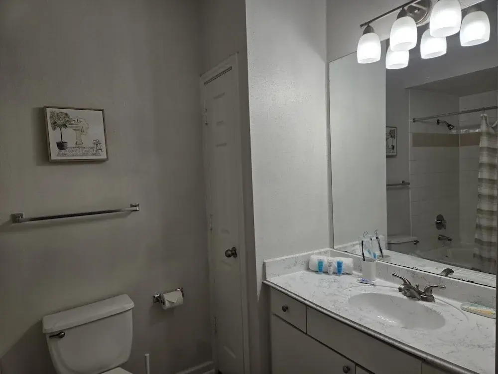 Apartment - Sleeps 5 - Pool - Parking - Gym