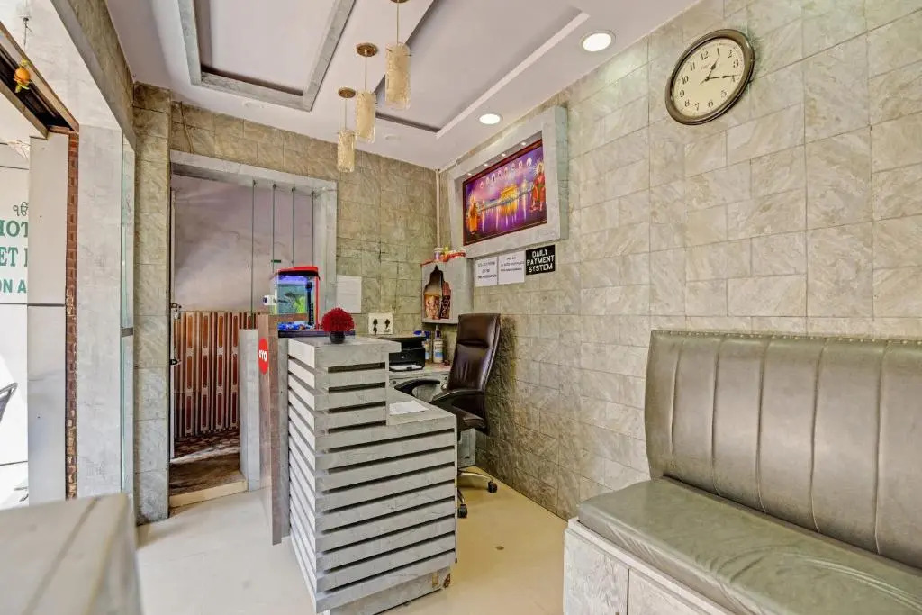 OYO 84859 Hotel Preet Palace