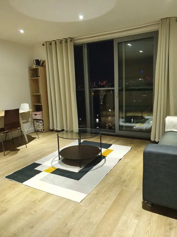Modern 1 Bedroom Apartment Near Canary Wharf With Balcony