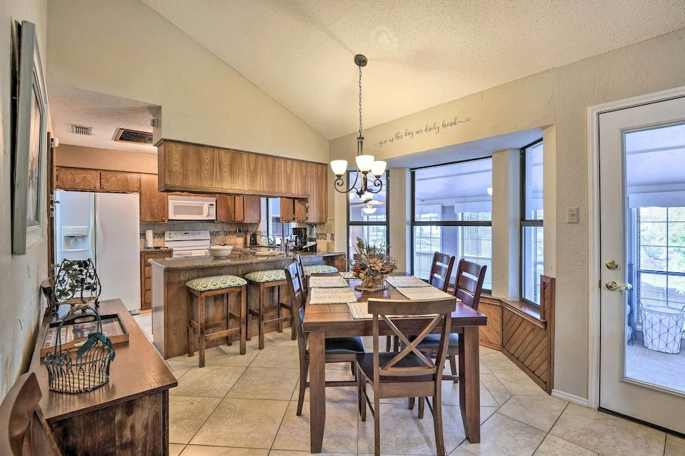Granbury Home w/ Lake Granbury Access + Dock