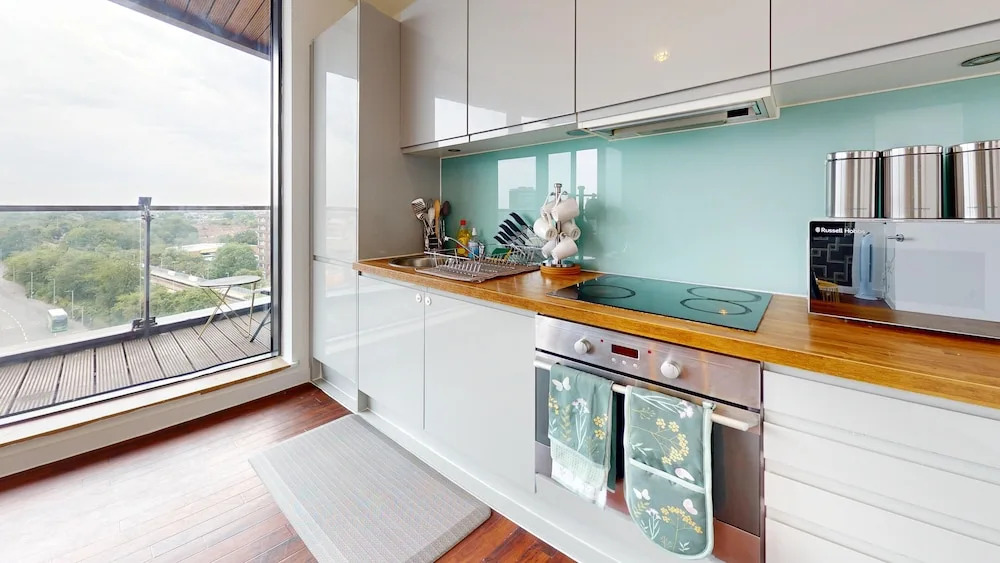 Basildon - 2 Bed Flat - Sleeps 5 - Near Station