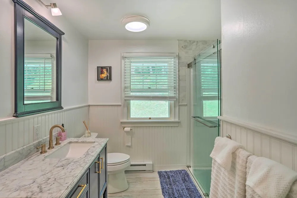 Stockbridge Home: Walk to Town Beach!