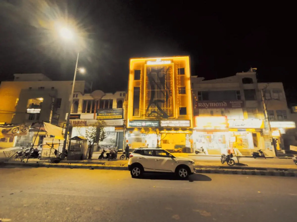 Hotel Diamond Creek ,Near Railway Station