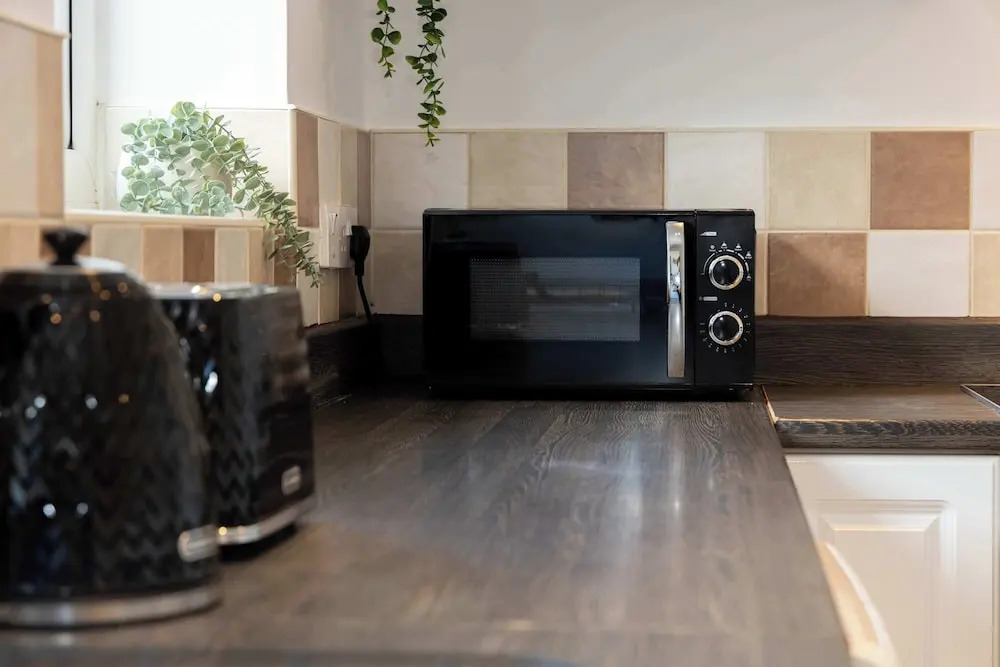 Spacious Apartment Near MCR Airport