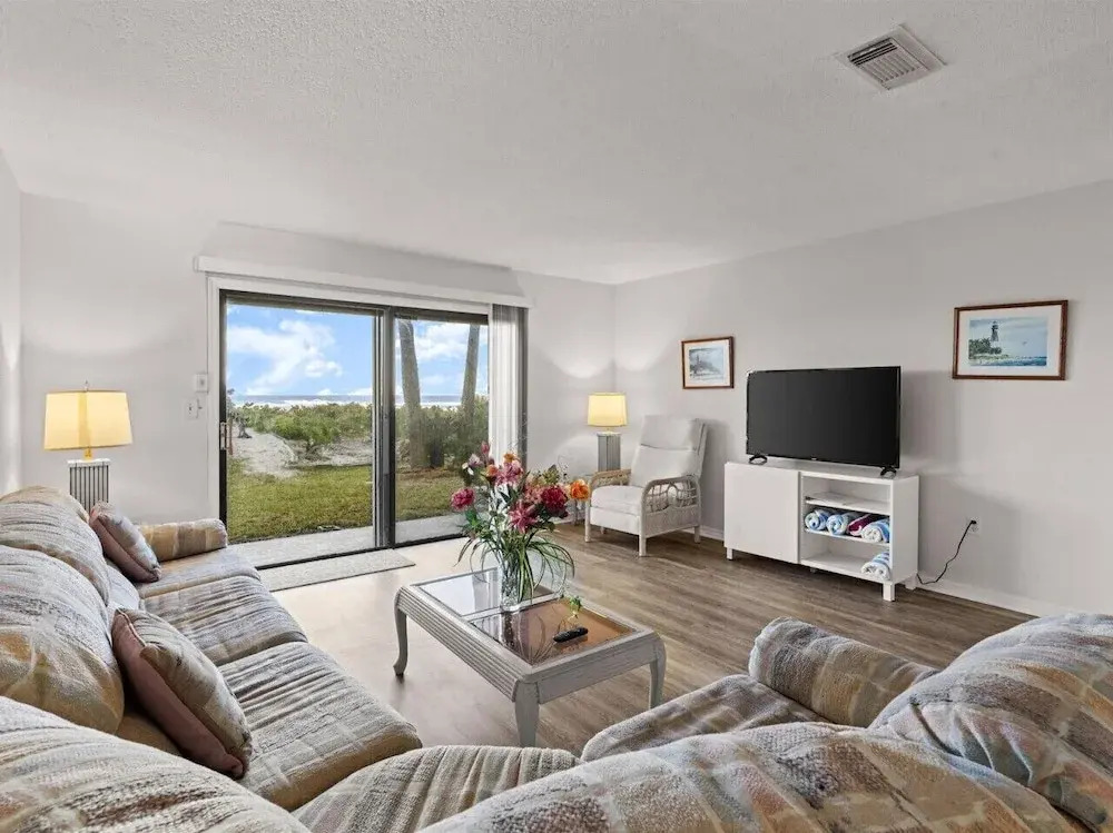 Yellow Sunshine Oceanfront Townhouse, Private Balcony Unit #2