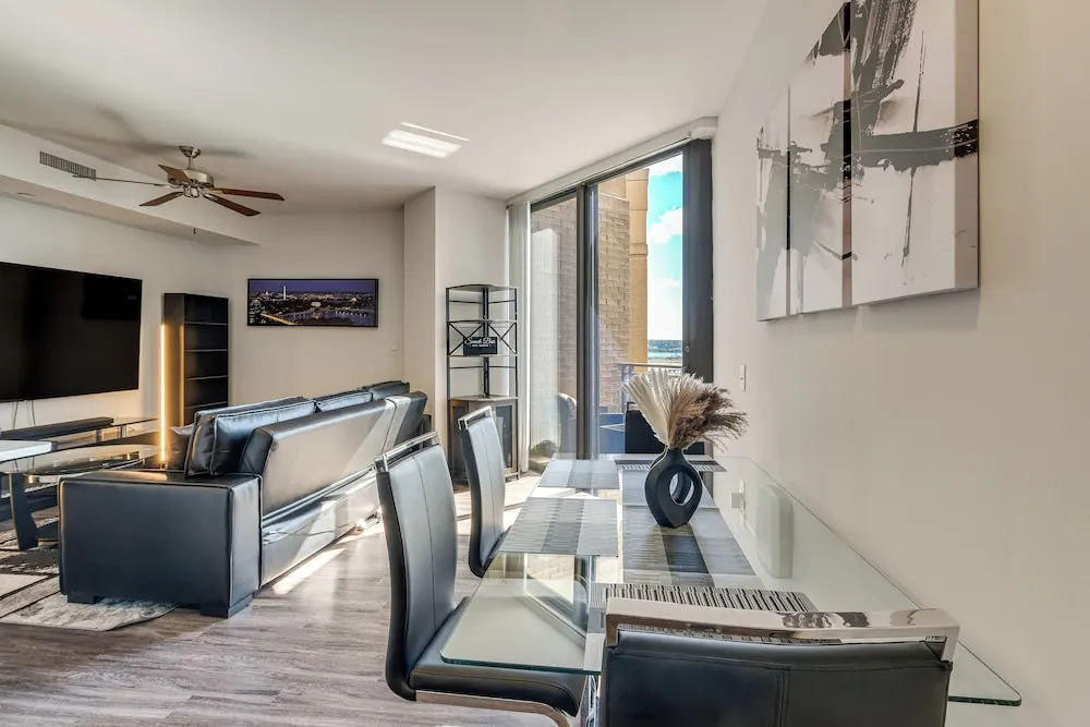 1 Mi to DCA Airport: Potomac Yard Apt w/ Pool