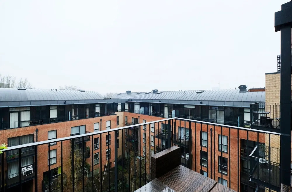Cozy, Modern 1BR Brixton Flat For 5