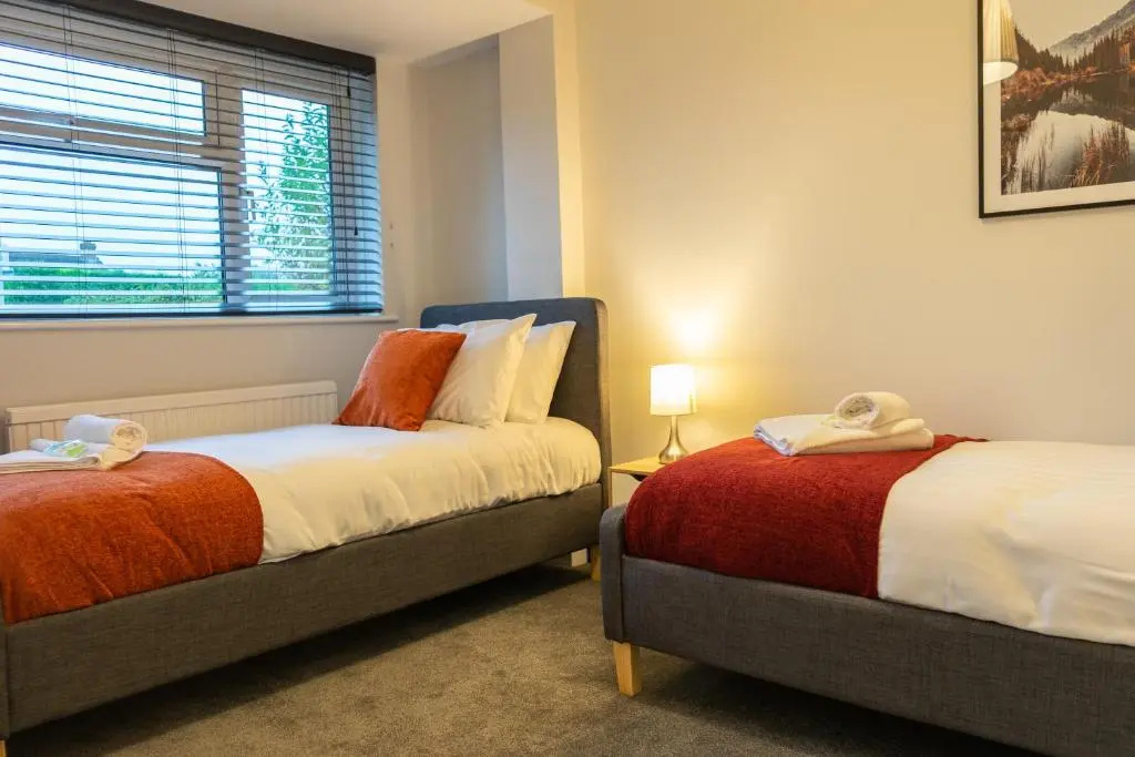 Modern 2 Bed Apartment on Edge of City Centre, 2xFREE Private Parking, Ground Floor & Private Entrance in Quiet Neighbourhood