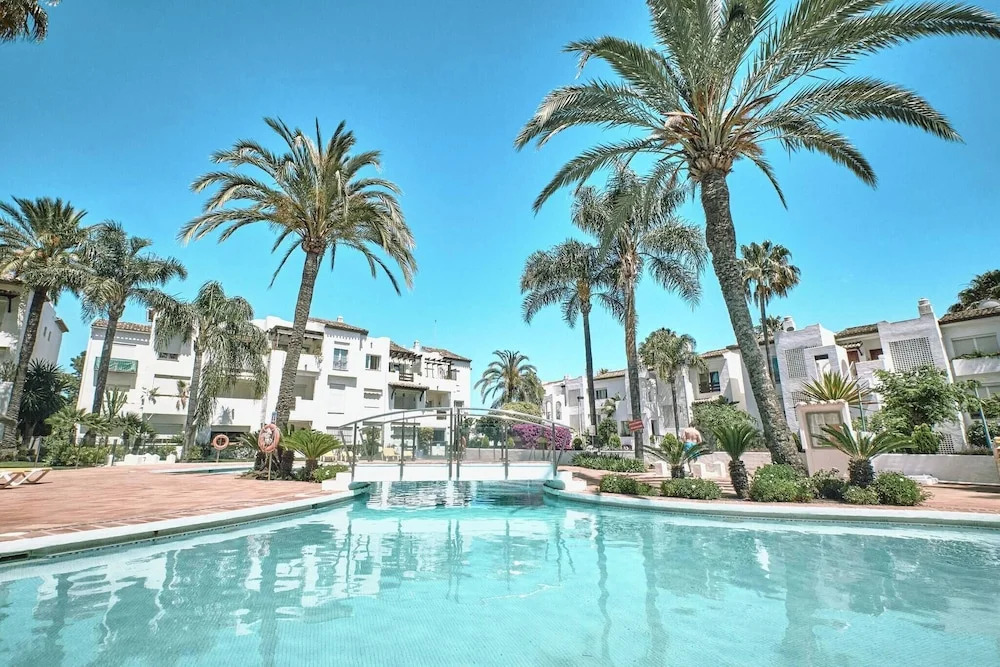 Cozy Beach Side Apartment With Pool