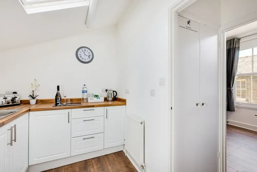 Superb Central First Floor Studio Apartment #8