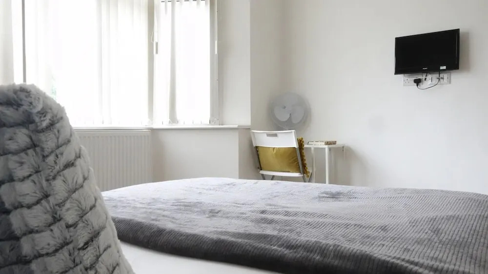 Private Rooms-Private Bathrooms-Near Airport- CABIN CREW paradise