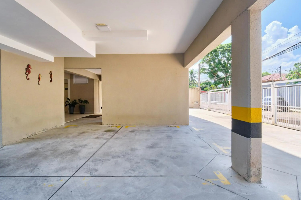 Confortável apartamento com ar, piscina, sacada Gurmet a 1 km da praia Grande