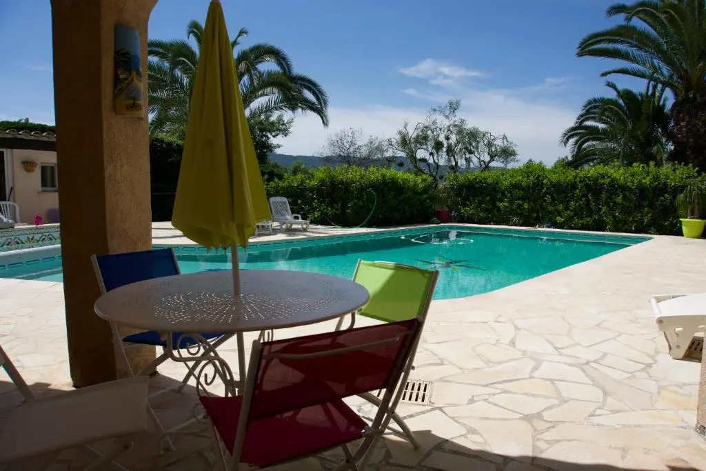 2 pièces dans villa avec piscine parking à 10 mins de Cannes