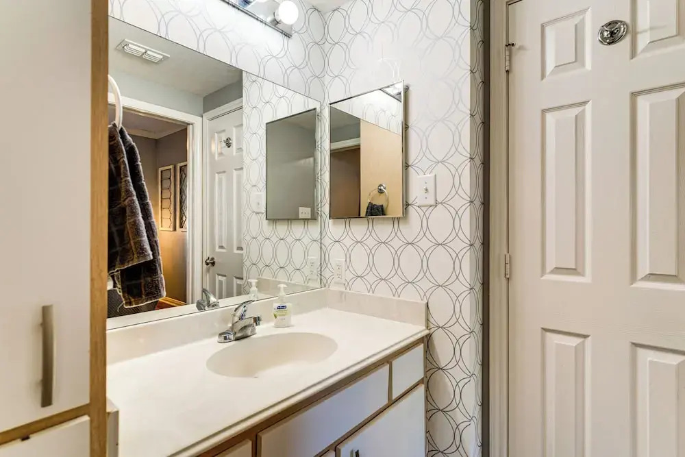Lake Conroe Condo w/ Pool Access + Balcony!