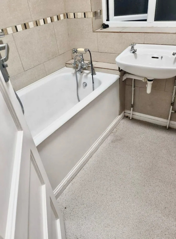 Spacious 3-bed House With Free Parking