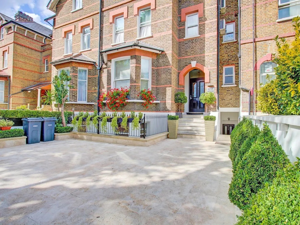 Simplistic Apartment in London Near Buckingham Palace