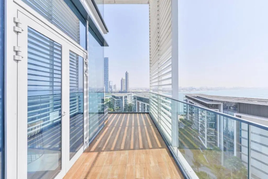 Luxe 3 BR Oceanfront Apt with maids room in the heart of Bluewaters Island
