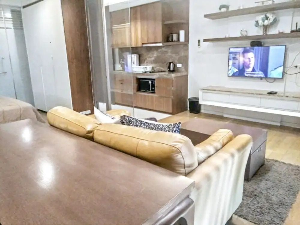 S39- 1 BR Downtown Bangkok Apt with Balcony and Pool