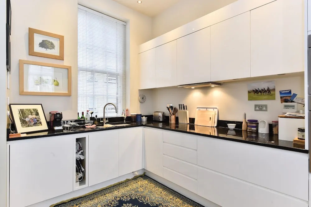 JOIVY Elegant 3 Bed Apt With Rooftop Terrace In Pimlico